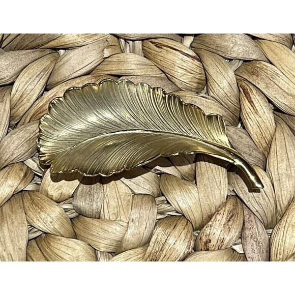 Vintage Signed GIOVANNI Goldtone Textured LEAF Shape Pin Brooch - Picture 1 of 9